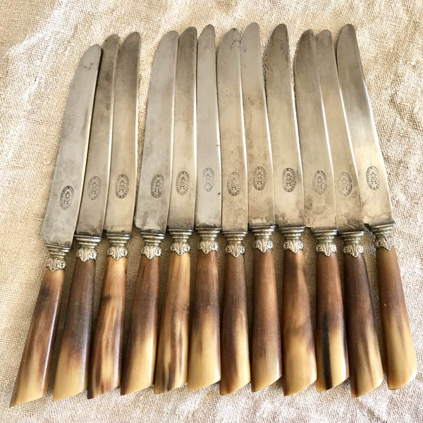 Série de 12 couteaux en corne Brocante et Déco Chic