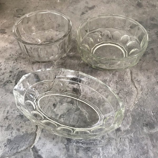 Ensemble de bols et plats en verre vintage