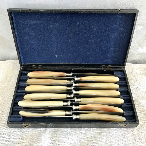 Série de 12 couteaux, manches corne, lames acier 2 Brocante et Déco Chic