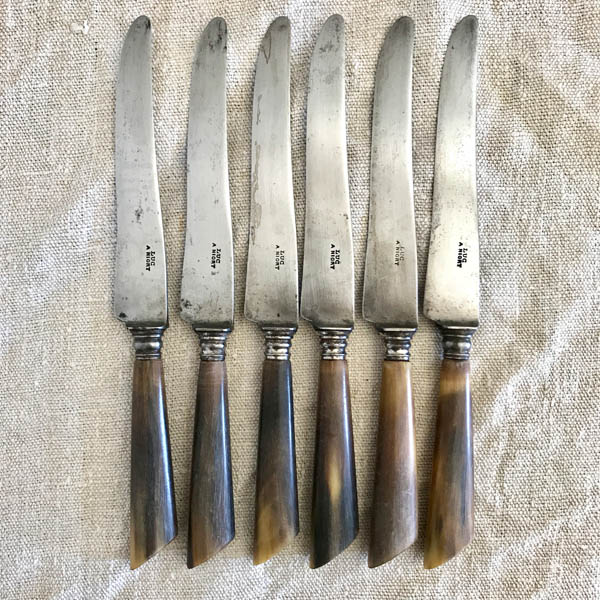 Série de 6 couteaux, manches corne et lames acier Brocante et Déco Chic