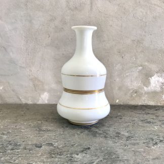 Vase en opaline blanche et filets or