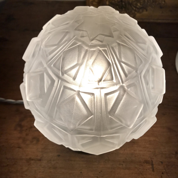 Lampe globe Art Déco, verre dépoli à décor géométriques