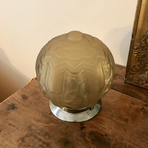 Lampe globe Art Déco mordorée
