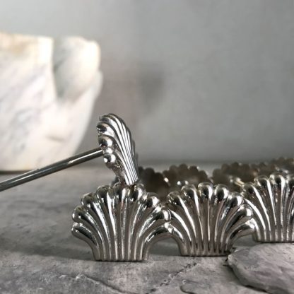 Série de porte-couteaux en métal argenté en forme de coquille