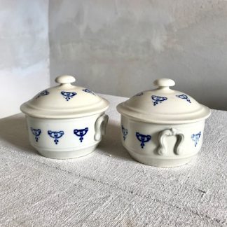 Paire de terrines en faïence à décor bleu et leur couvercles