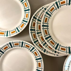 Série de 12 assiettes à dessert en faïence