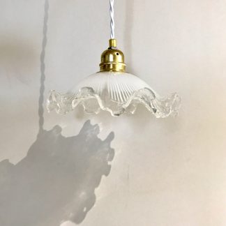 Luminaire : suspension en verre blanc et douille dorée en forme de fleur