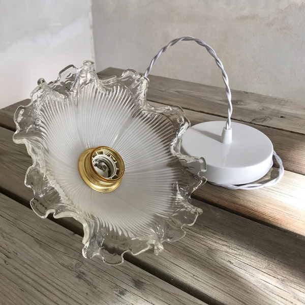 Luminaire : suspension en verre blanc et douille dorée en forme de fleur