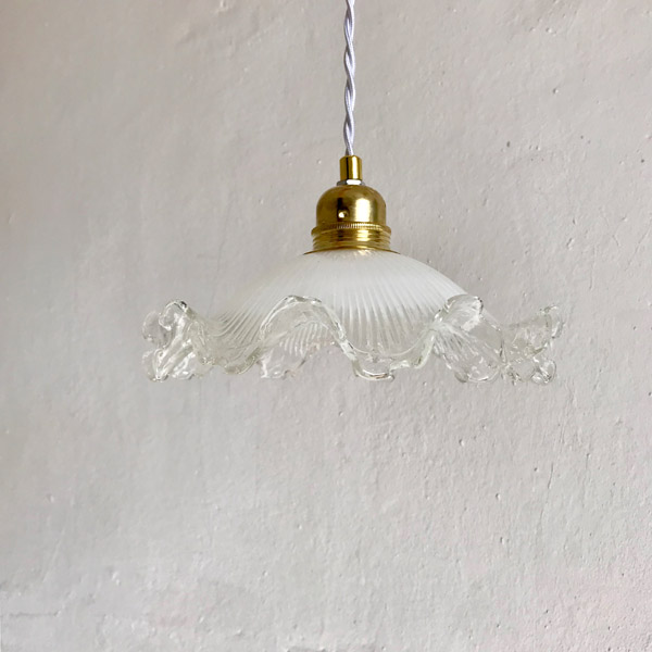 Luminaire : suspension en verre blanc et douille dorée en forme de fleur