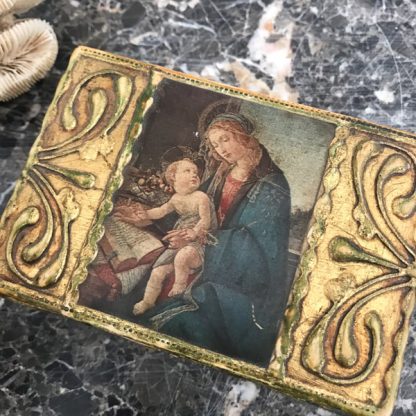 boite en bois dorée italienne, "La Vierge et l'Enfant lisant un livre” de Botticelli