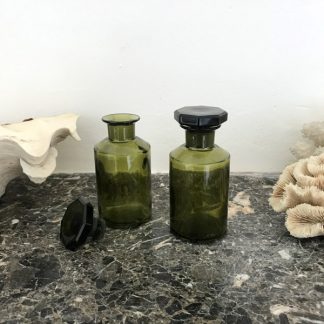 Flacons à pharmacie ou d'apothicaire en verre vert et bouchon