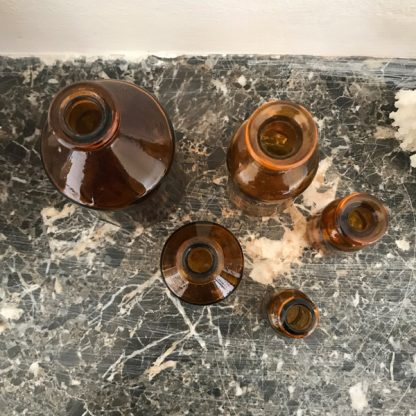 Lot de 5 flacons à pharmacie ou d'apothicaire en verre ambré ancien