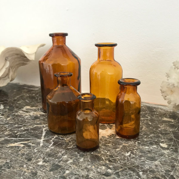 Lot de 5 flacons à pharmacie ou d'apothicaire en verre ambré ancien