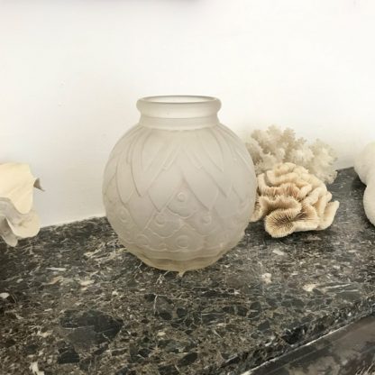 vase boule en verre pressé moulé Art déco à décor de fleurs stylisées