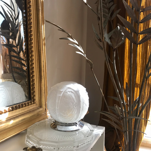 lampe globe Art Déco, globe en verre dépoli blanc au décor de fleurs