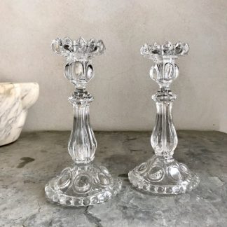 Paire de bougeoirs en cristal Baccarat, modèle Médaillon