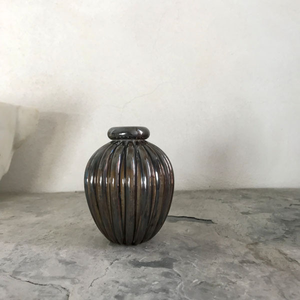 Vase en verre Murano irisé noir