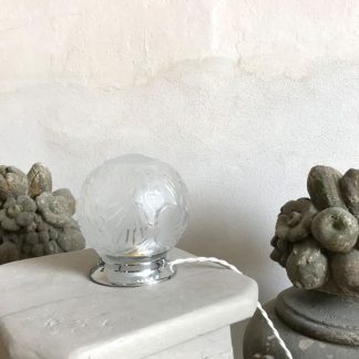 Lampe globe Art Déco en verre signé Muller Frères Lunéville, modèle Aux paons