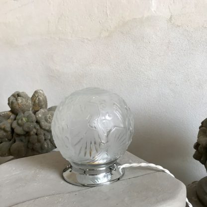Lampe globe Art Déco en verre signé Muller Frères Lunéville, modèle Aux paons