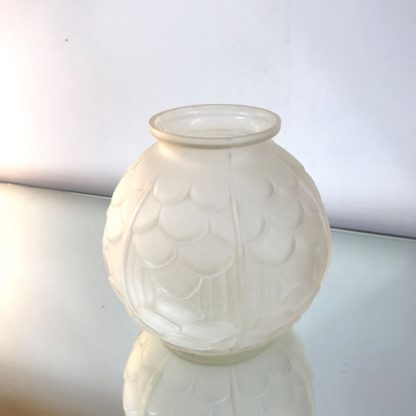 Vase boule Art Déco en verre dépoli