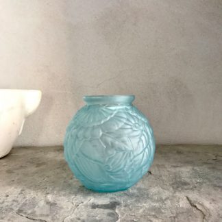Vase boule Art Déco en verre dépoli bleu