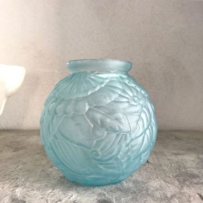 Vase boule Art Déco en verre dépoli bleu