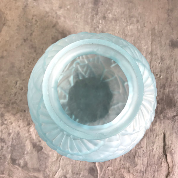 Vase boule Art Déco en verre dépoli bleu