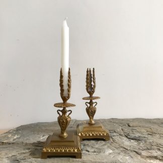 Paire de bougeoirs en bronze doré