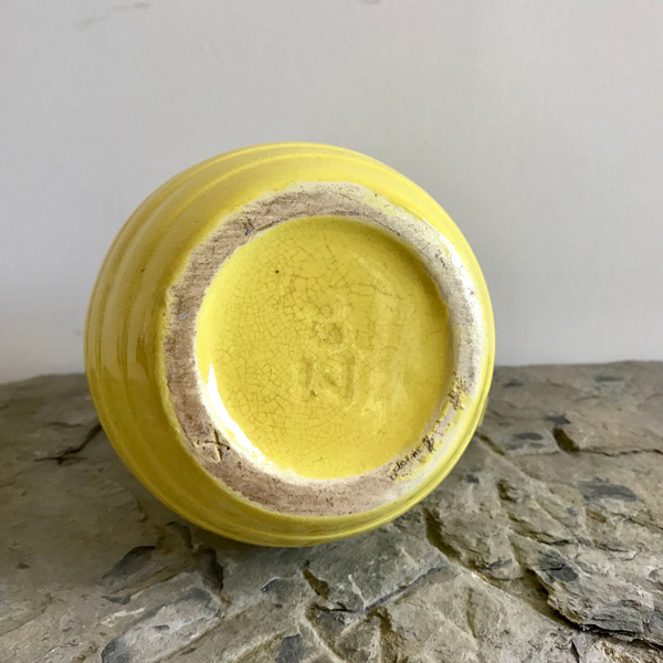 Pichet en céramique jaune