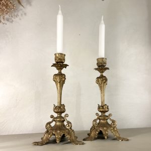 Paire de bougeoirs en bronze doré