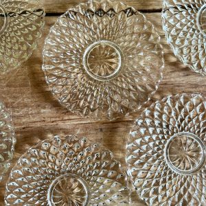Série de 6 assiettes à dessert en verre moulé