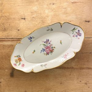 Petit plat en porcelaine, décor de fleurs