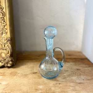 Petite carafe en verre soufflé bullé bleu