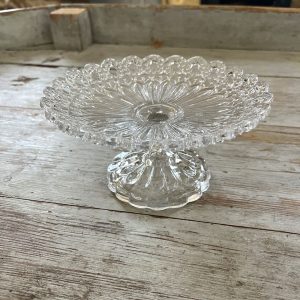 Coupe sur pied en verre moulé ajouré