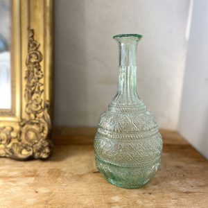 Carafe en verre vert soufflé et décor en relief