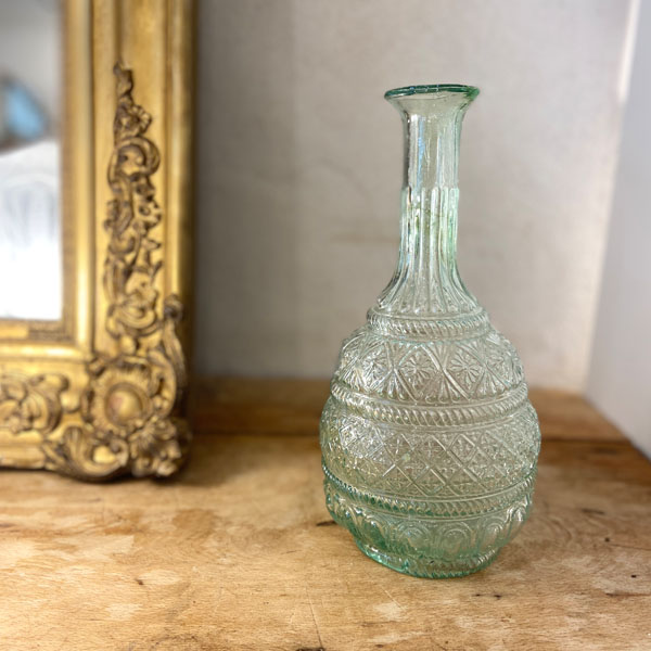 Carafe en verre vert soufflé et décor en relief - Brocante et Déco Chic