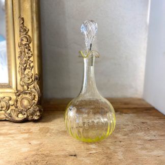 petite-carafe-verre-uranium-torsadee-jaune-1