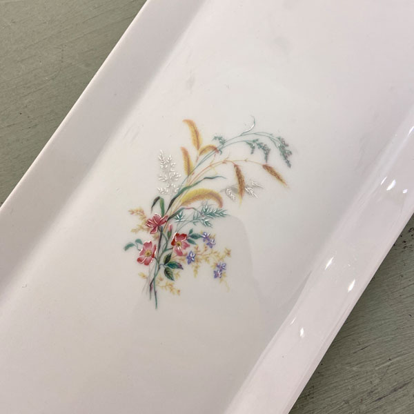 Plat à cake en porcelaine à fleurs et dorure - Le palais des bricoles