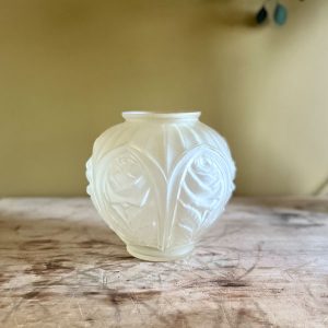 Vase boule Art Déco aux roses
