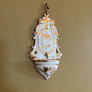 Ancien bénitier en porcelaine blanc et or