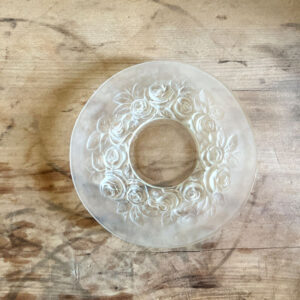 Assiette en verre dépoli signée Verlys France